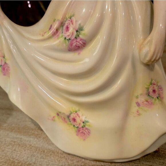 Elegant Porcelain Figurine with Floral Accents DANCING LADY 8 INCHES - Picture 4 of 8